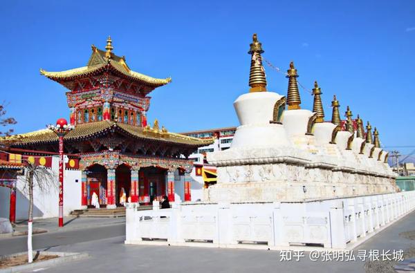 今天的天祝县府驻华藏寺镇,境内建有华藏寺院.