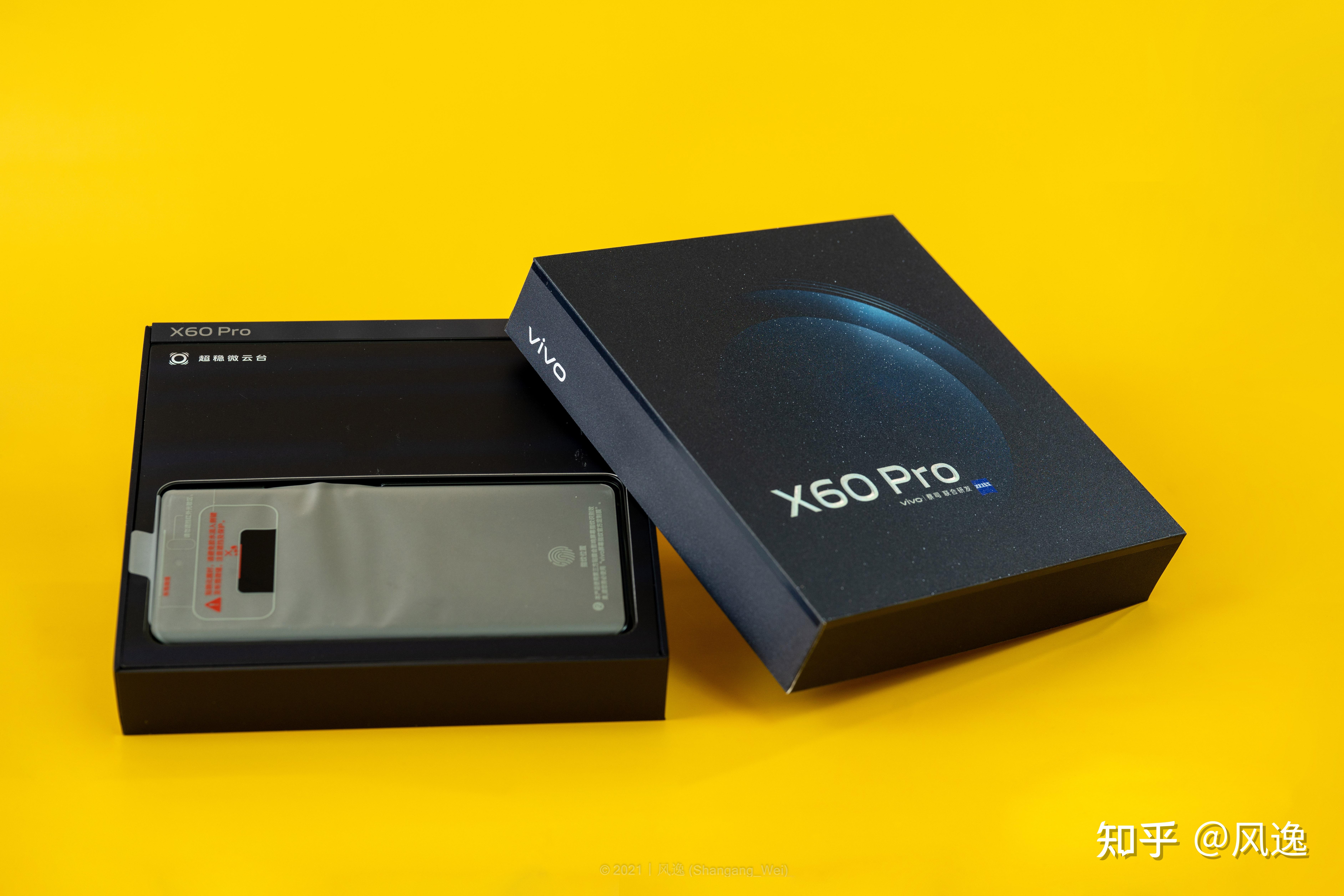 盒子开启后,有着"超稳微云台"的产品符号手机开箱及盒内配件vivo x60