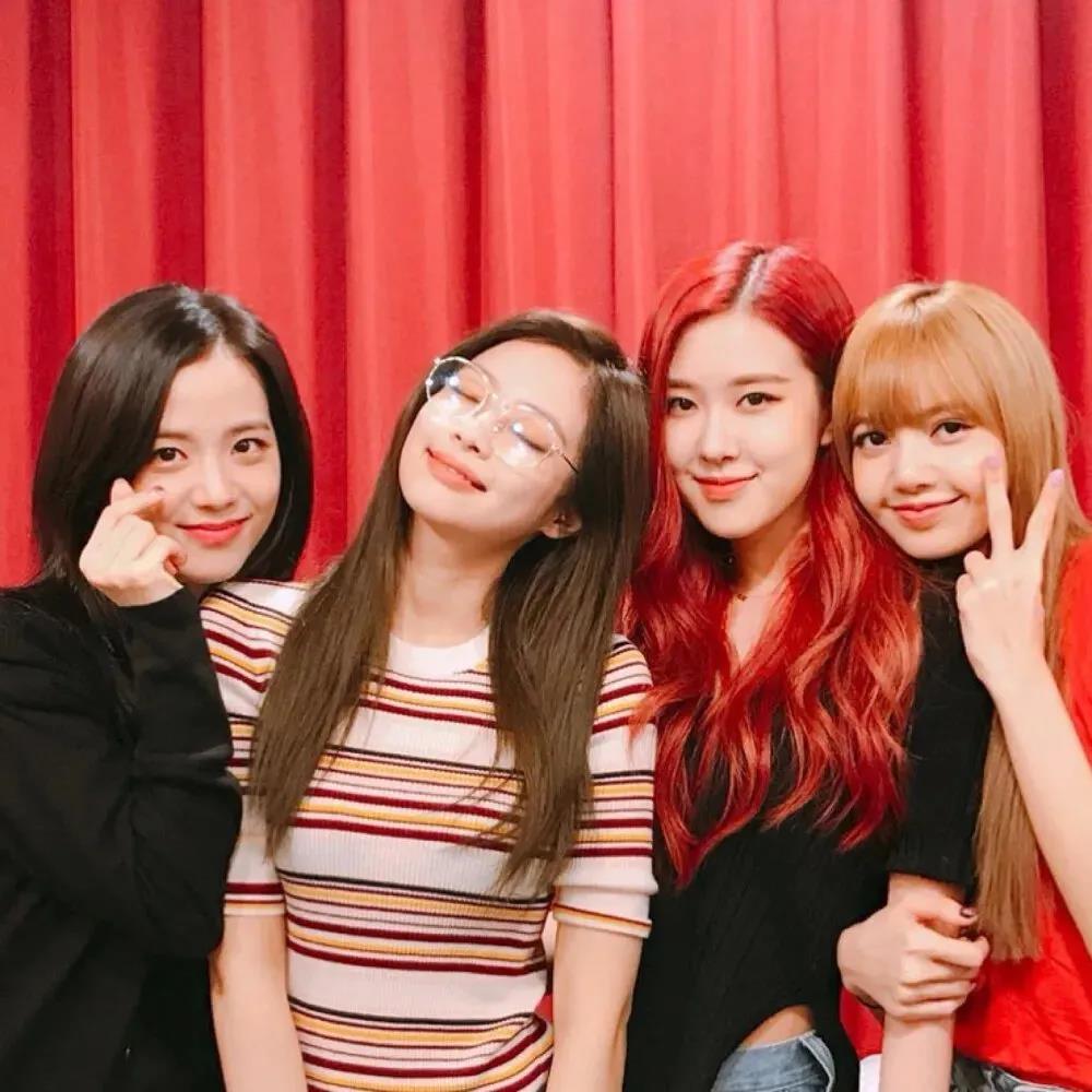 blackpink戴眼镜的照片,blackpink戴眼镜 blackpink荣获kpop女团一位mv点击破11亿次
