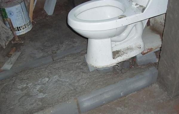 的马桶,然后在大直径的下水管中加入小直径的下水管,将管道旁清理干净
