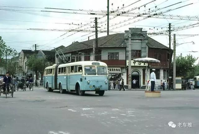 1983年,一辆老式的 663型无轨电车驶过西藏中路北京路口