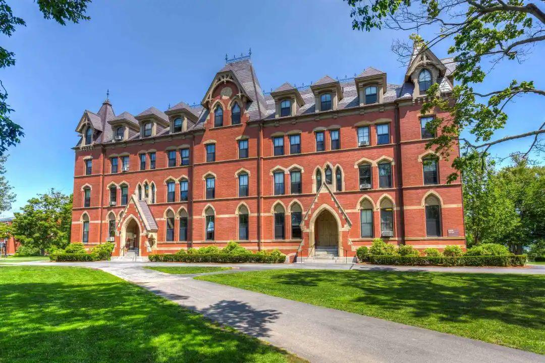 塔夫茨大学塔夫茨大学(tufts university)是美国著名大学,也是波士顿