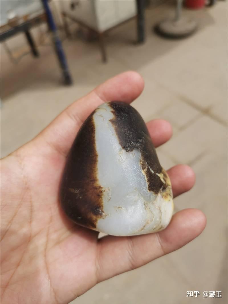这个洒黑皮籽料虽然没有上面的光白籽块度大,但是价格并不输于它,要价
