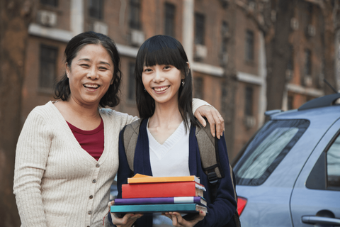 我的儿子正在读初中，想在加拿大学习。我可以陪他吗？如果可以，我可以在加拿大工作吗？出国留学的费用是多少？ 