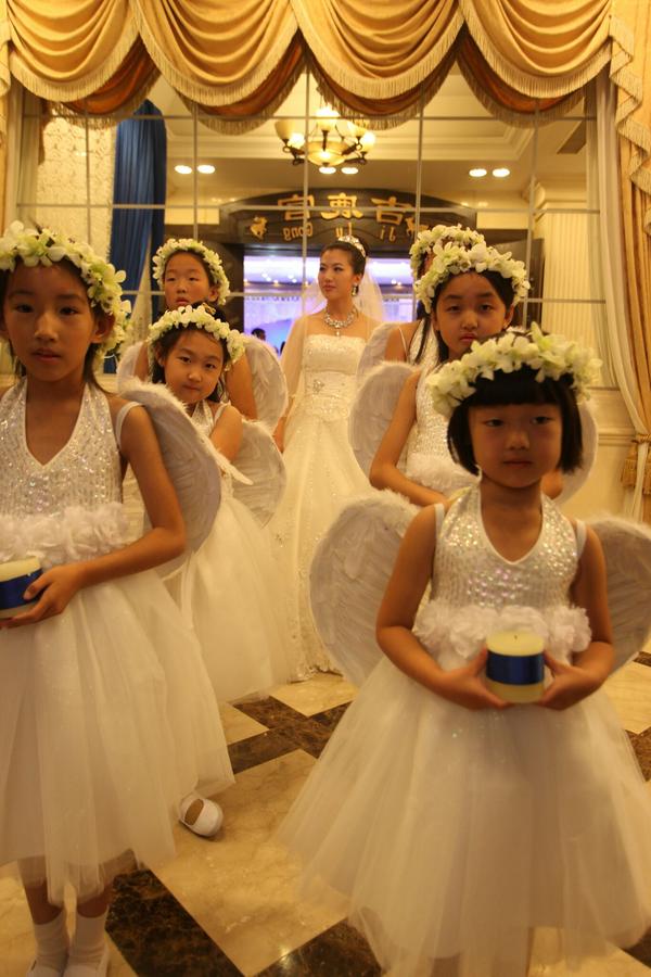 我一手策划的婚礼,动用了8个小女孩儿组成天使团