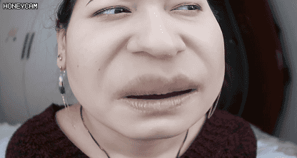 博主,所以是偏爱化欧美系的妆容,用她自己的话就是闪闪亮亮的站街风