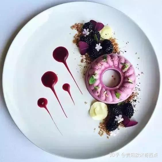 教你西餐摆盘10块钱的甜点这么一摆可以卖几百块