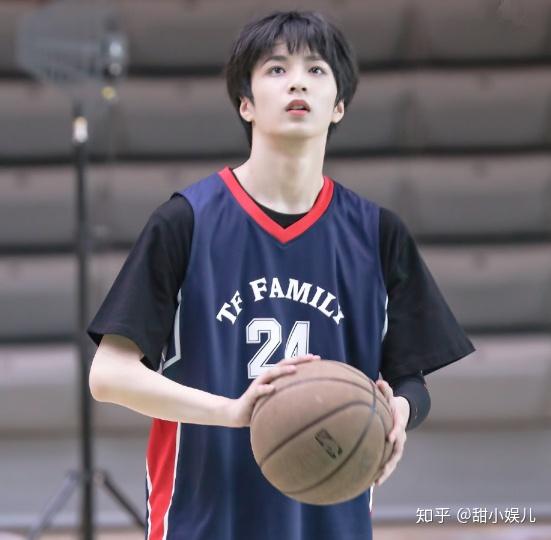 手持篮球目光如炬,运动场上的刘耀文是少年的意气风发和张扬 03.