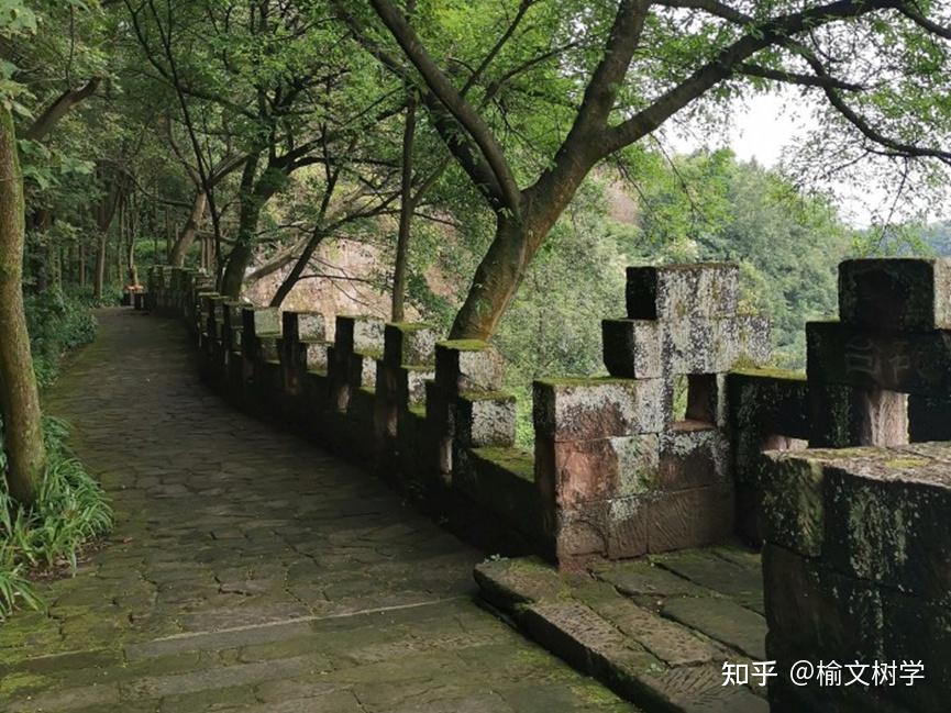 武道衙门,步军营,水军码头等遗址,有钓鱼台,护国寺,悬空佛寺,飞来寺