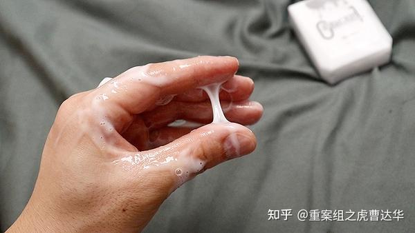 挤在手上就像一坨真的精ye一样 买它也是因为这个原因 相比普通透明