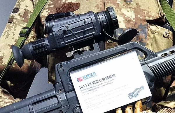 国产新型步枪使用的瞄准镜,这是装在95-1上的效果