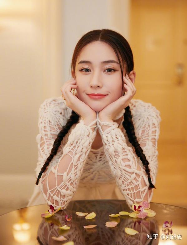 何超莲精美壁纸:双麻花辫发型可爱甜美,镂空衣白裙优雅迷人