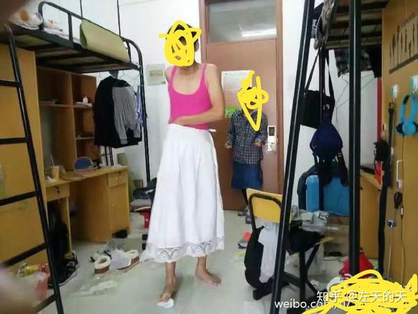 在宿舍里一起穿女装 包括长裙短裙连衣裙吊带女士背心外套甚至丝袜