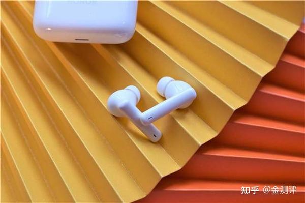 此次我也同步入手了白色款的荣耀 earbuds 2 se真无线耳机,整个耳机的