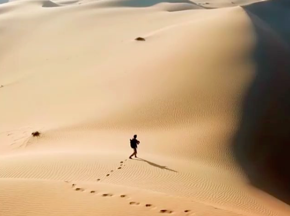 航拍:一个人的沙漠