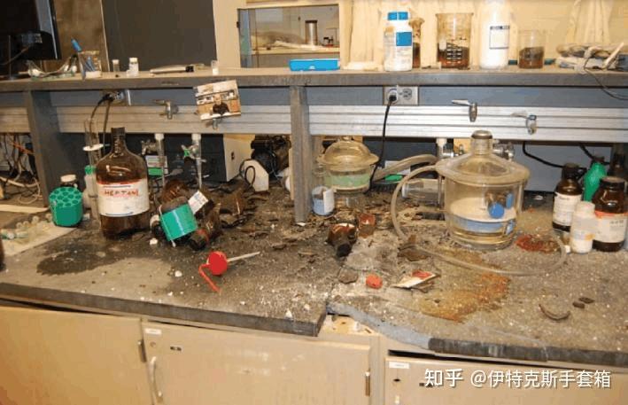2015年12月18日,清华大学化学系一实验室发生爆炸火灾事故,现场一名