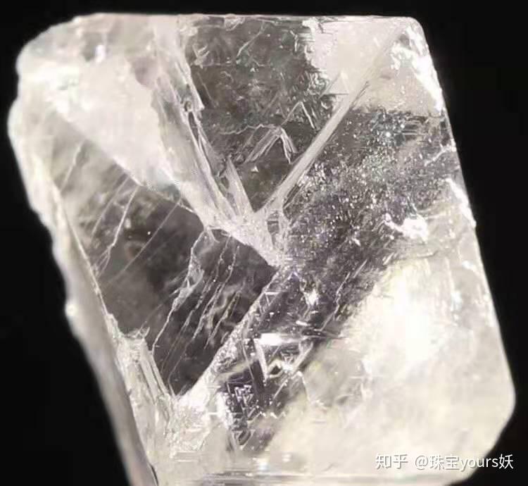 如钻石加工时的劈钻,就要考虑沿钻石的{111}解理方向劈开.