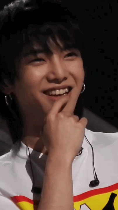 那个单纯的笑起来像个小孩子的华晨宇啊 我的宝贝 嗯 很爱