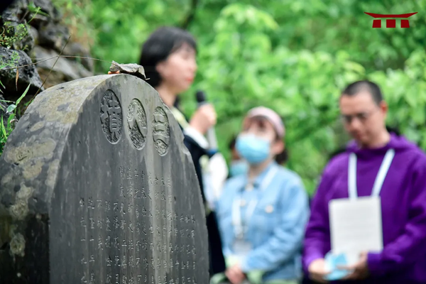 阳明先生念其客死他乡,依山麓挖掘三个坑将其一一掩埋,亲撰《瘗旅文》