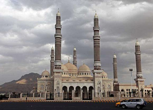 这是也门总统萨利赫为取悦教权派,耗资6000美元盖起的大清真寺,但本国