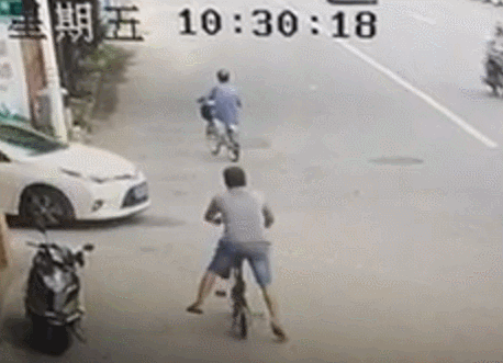 被撞的电动车驾驶员被撞的空中旋转了540度后摔在地上.