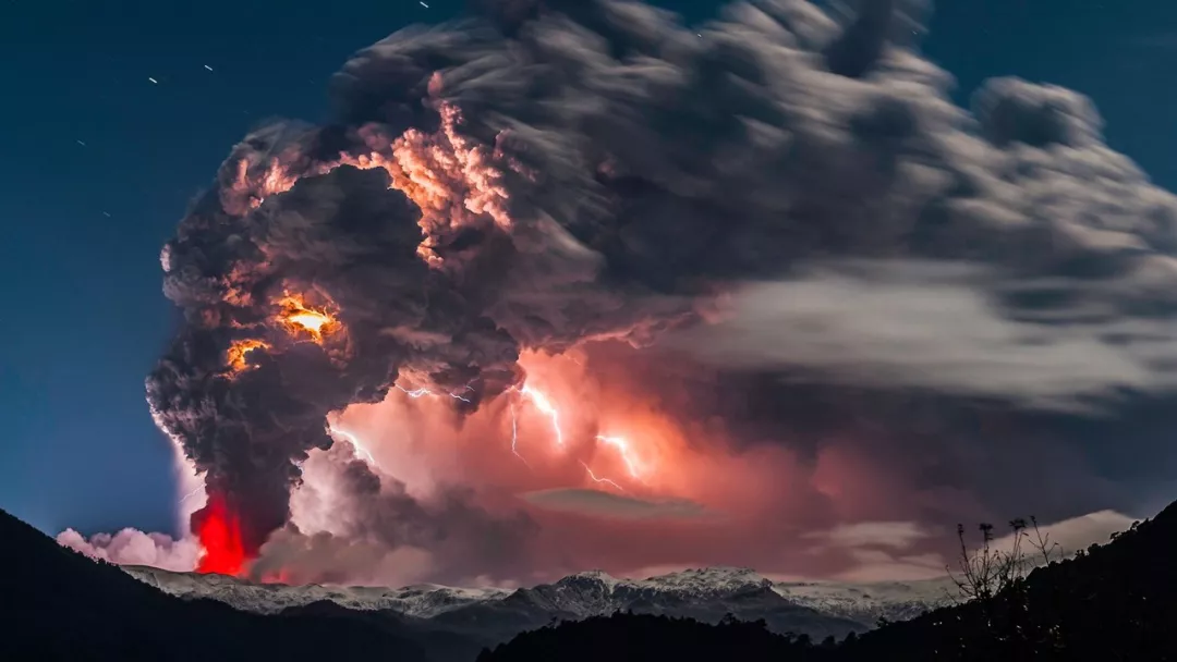 视觉灵感 |追逐火山爆发,风暴和闪电的人