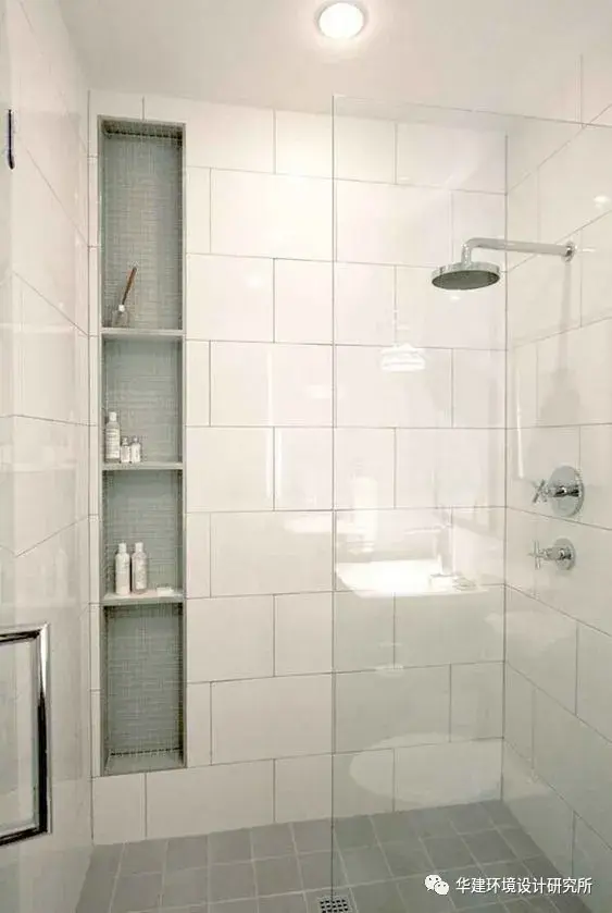 ② 壁龛的宽度: 淋浴房里的壁龛是用来装些常用的洗漱用品 而一般的