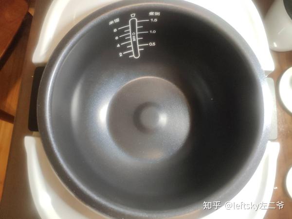 刻度,米饭和粥对应不同的水位,数字代表的是量杯地数量,这款电饭煲最