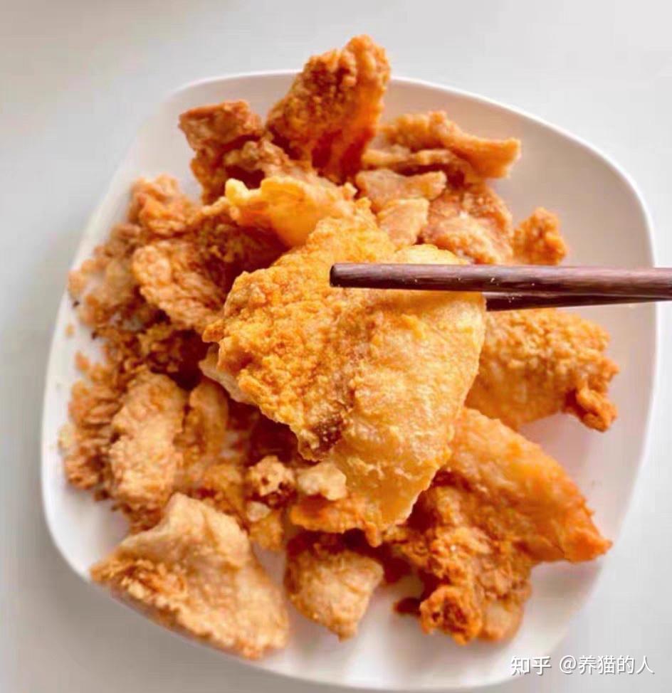 小时候奶奶每次炸猪油之后剩下的猪油渣我都会在吃饭的时候吃,觉得