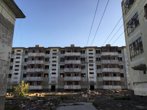 路过甘肃柳园,在这个只有一两条街道的小镇,看到了一处废弃的宿舍楼