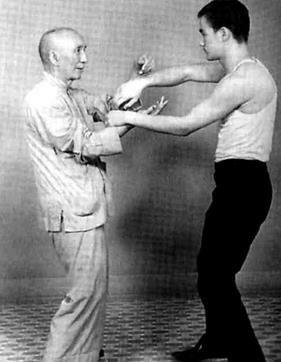以李小龙的身高(还弯着腿),叶问目测最多也就165,体重过不过百很难说