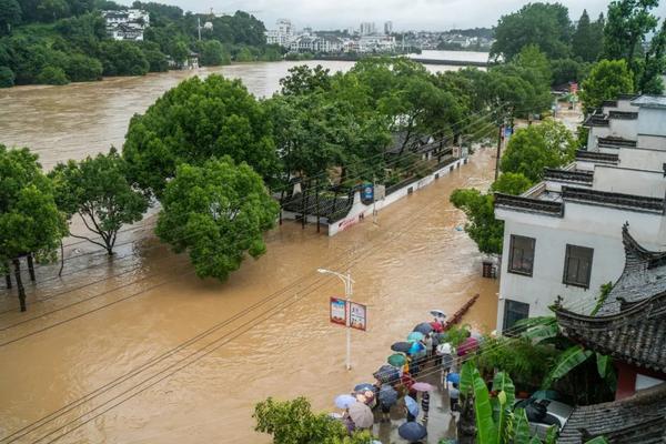 歙县遭遇50年一遇的洪涝灾害,县城多处洪水上路,严重积水,道路受阻