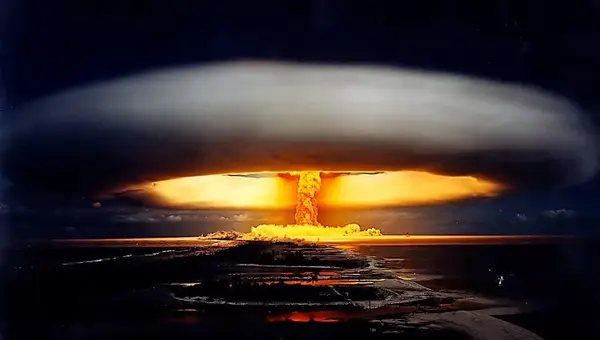 一般人只见过蘑菇云,可你却将看到新鲜炸开0.001秒的核弹