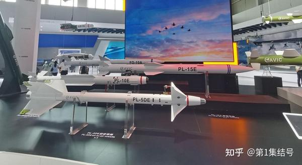 图为航展上展示的空对空导弹家族