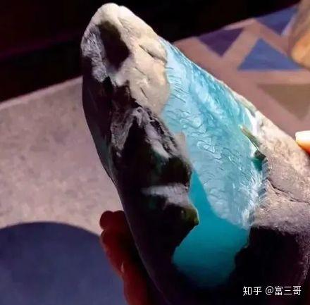 不过,这种"海水蓝"非常少见,因为蓝水翡翠毕竟带有油青的血统,或多或