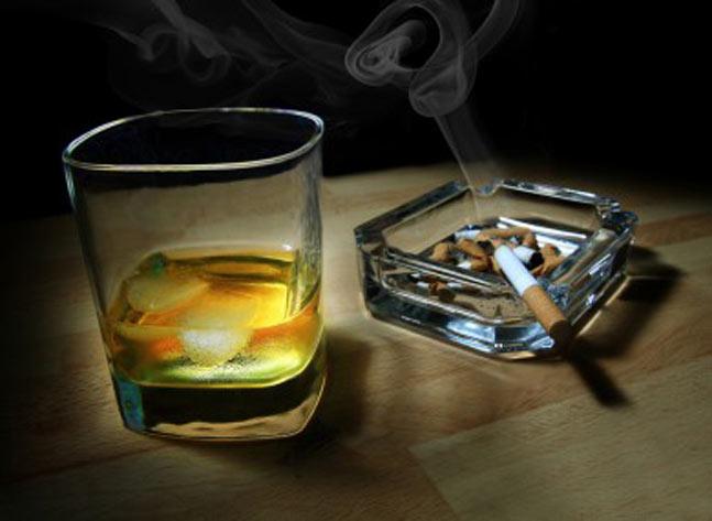 喝酒和抽烟真是一个强大的致癌组合.图片:indiatodayin