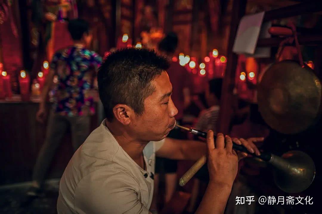 民间故事吹鼓手半夜回家被新娘请去吹唢呐借口出恭逃得一命