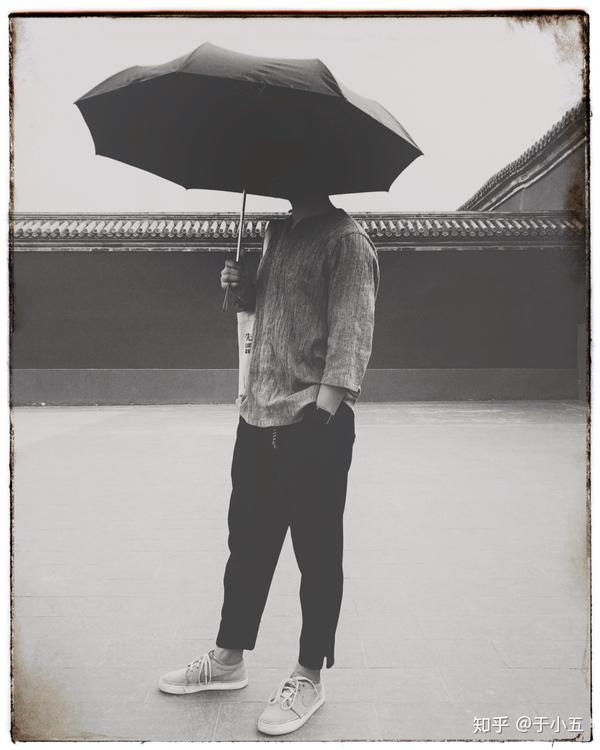 男生一个人在晴天打伞,会被觉得娘炮吗?为什么?