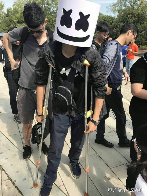 本人第一天脱力后一脚踩空,第二天拄拐单脚继续嗨