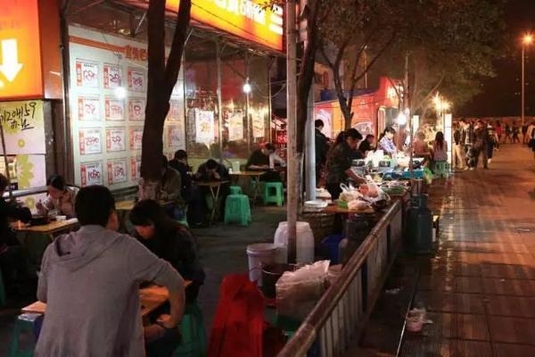还能欣赏黄桷坪街道特有的建筑涂鸦艺术,堪称最有艺术气息的夜市了