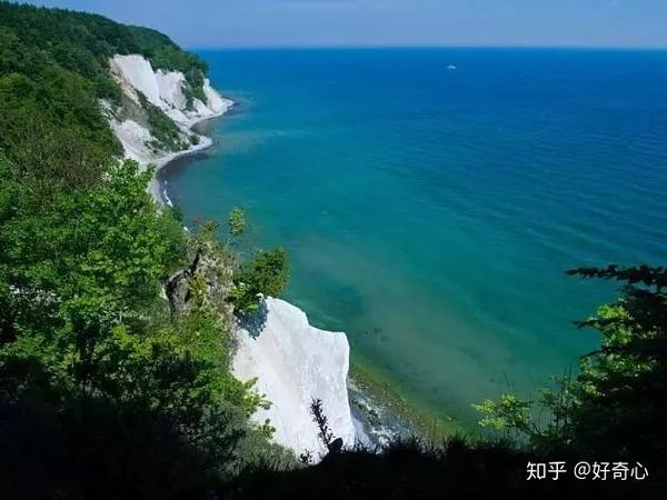 吕根岛是德国的旅游胜地之一,而这座岛上的白垩岩断崖每年吸引着大量