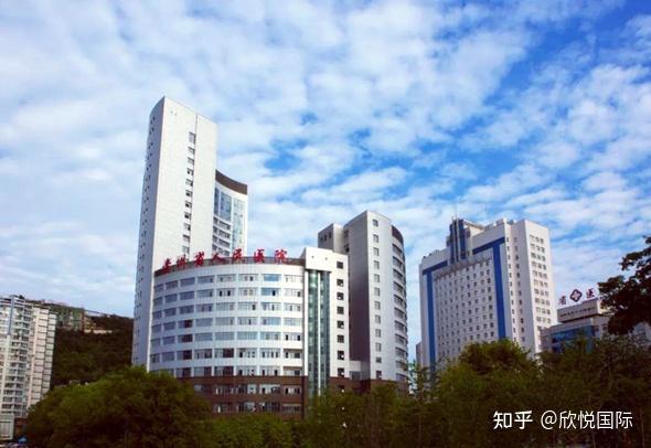 贵阳市第二人民医院正大门街道外景那么在贵州做试管费用大概要多少钱