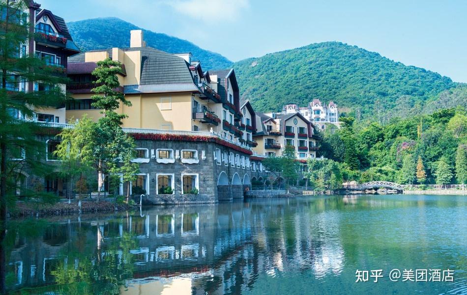 酒店位于深圳东部华侨城茵特拉根山地小镇内,浓郁别致的欧洲风情令人