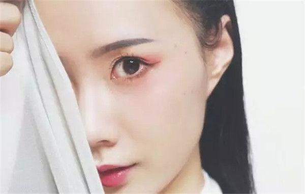 很多小伙伴都私信说 电视剧里面那些古代漂亮眼妆是怎么画出来的?