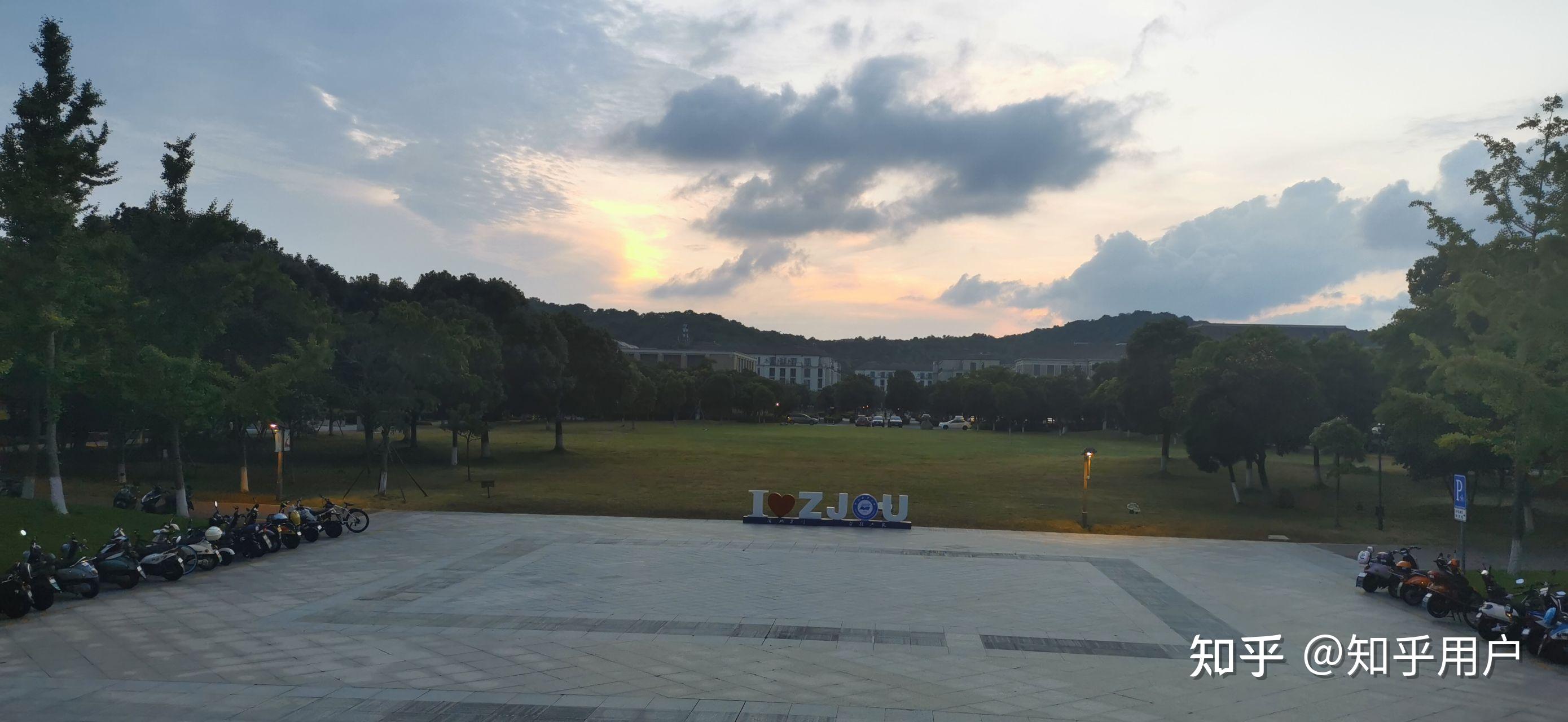 浙江海洋大学图书馆前的傍晚