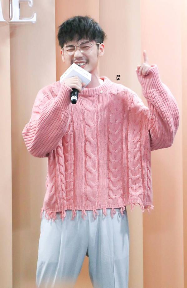 有没有哪个男明星穿粉色衣服好看?