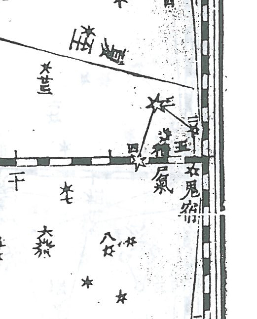 在鬼宿中间.或者说在巨蟹座中间.