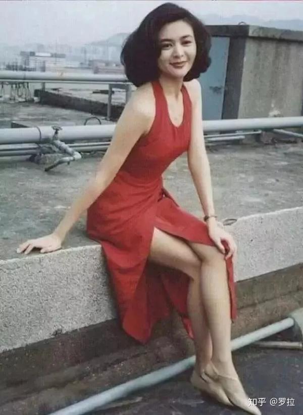 邱淑贞在《赌神》里墨发红衣的美艳形象,被誉为一代人心目中的女神.