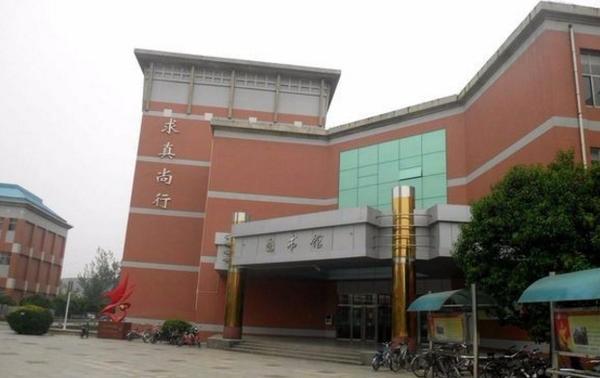 形成独有的建筑风格 是邢台学院的一道靓丽的风景线 图书馆的座位时刻