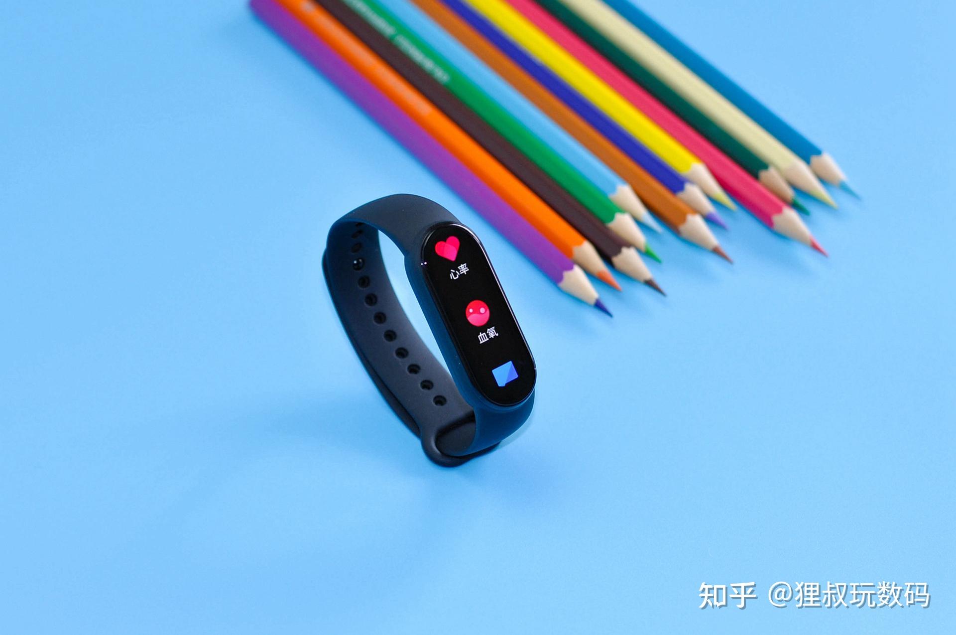 外观上,小米手环6 nfc版依然延续了小米手环5的经典设计,腕带和米粒